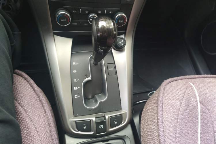 Used Chevrolet Captiva 2014 2.4L 4x4 Flagship Edition 7 Seats Gear Lever