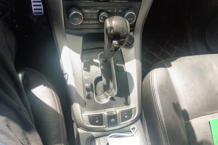 Used Chevrolet Captiva 2014 2.4L 4x4 Flagship Edition 7 Seats Gear Lever