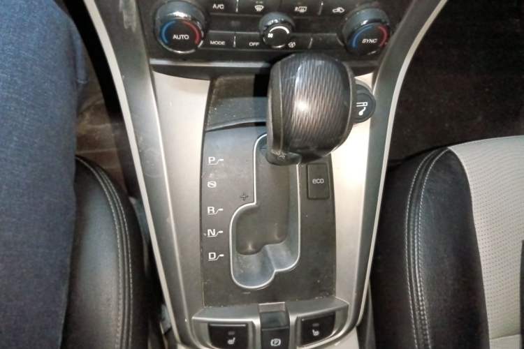 Used Chevrolet Captiva 2014 2.4L 4x4 Luxury Edition 5 Seats Gear Lever