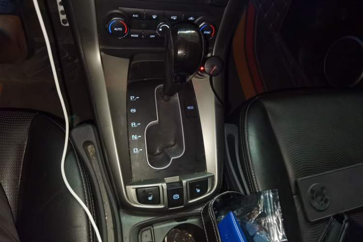 Used Chevrolet Captiva 2014 2.4L 4x4 Flagship Edition 7 Seats Gear Lever