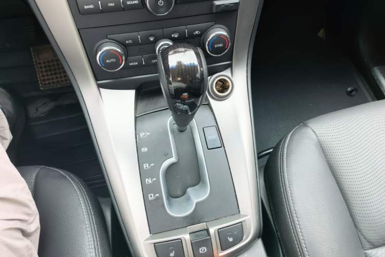 Used Chevrolet Captiva 2014 2.4L 4x4 Flagship Edition 7 Seats Gear Lever