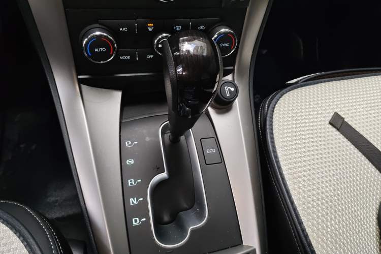 Used Chevrolet Captiva 2014 2.4L 4x4 Flagship Edition 7 Seats Gear Lever