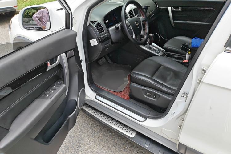 Used Chevrolet Captiva 2014 2.4L Two-Wheel Drive Urban Version 7 Seats Interior 3