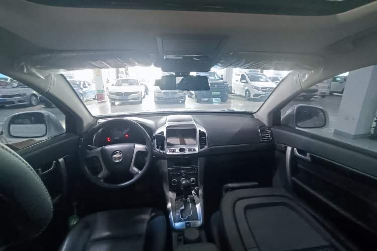Used Chevrolet Captiva 2014 2.4L Two-Wheel Drive Urban Version 7 Seats Interior 4