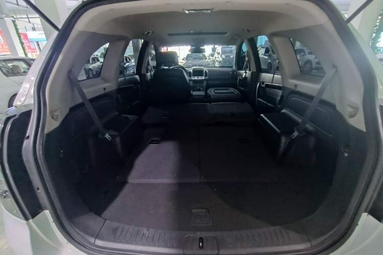 Used Chevrolet Captiva 2014 2.4L Two-Wheel Drive Urban Version 7 Seats Interior 6