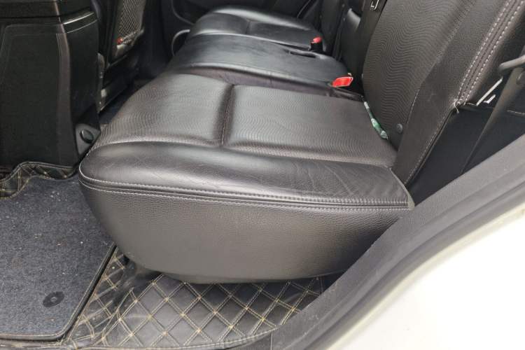 Used Chevrolet Captiva 2014 2.4L Two-Wheel Drive Urban Version 7 Seats Left Rear Seat