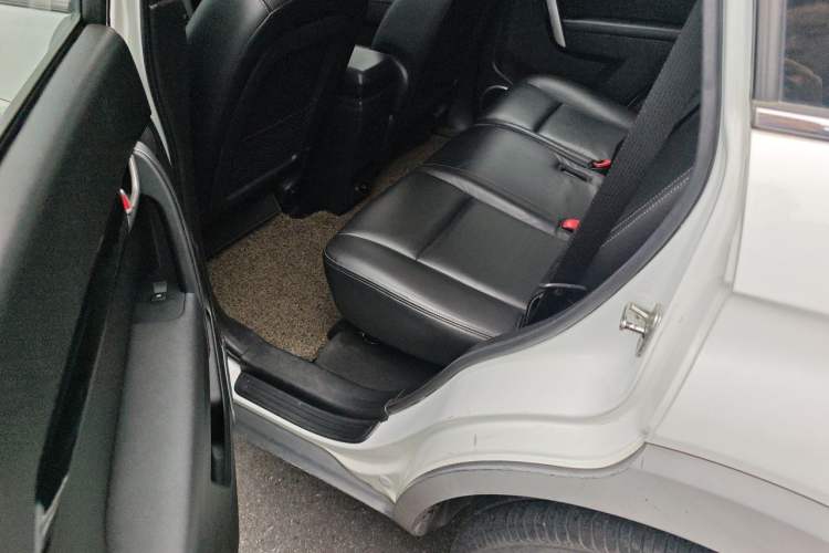 Used Chevrolet Captiva 2014 2.4L Two-Wheel Drive Urban Version 7 Seats Left Rear Seat