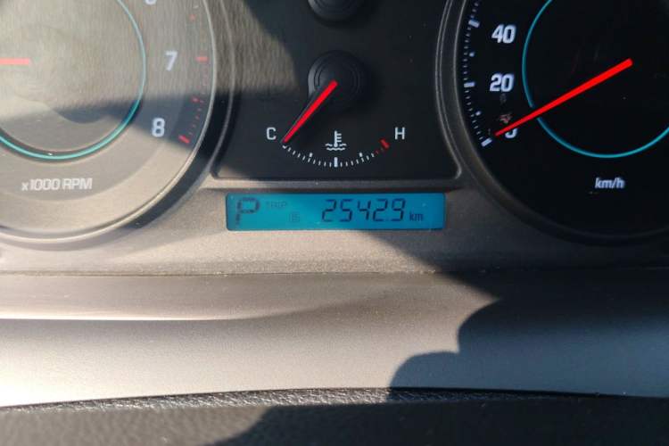 Used Chevrolet Captiva 2014 2.4L 4x4 Luxury Edition 5 Seats Odometer Close Up