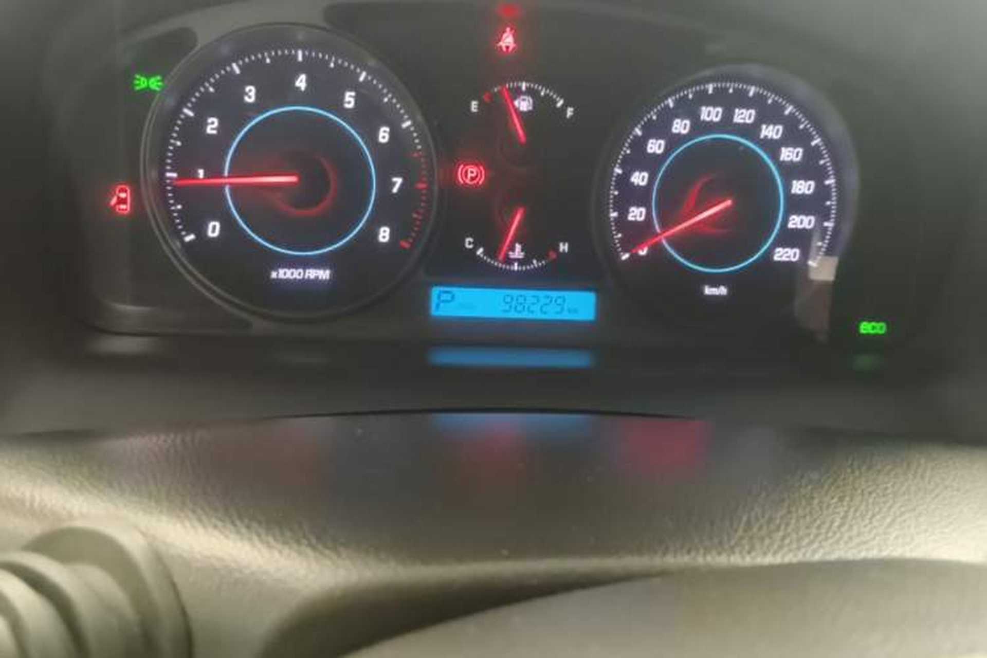 Used Chevrolet Captiva 2014 2.4L 4x4 Flagship Edition 7 Seats Odometer Close Up