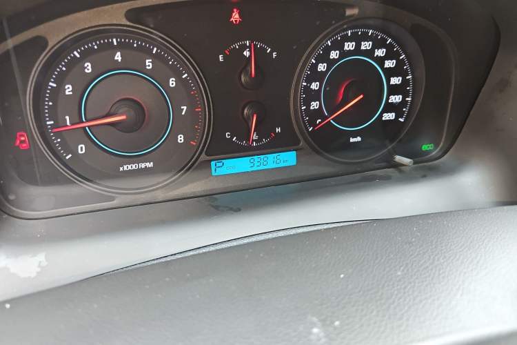 Used Chevrolet Captiva 2014 2.4L Two-Wheel Drive Urban Version 7 Seats Odometer Close Up