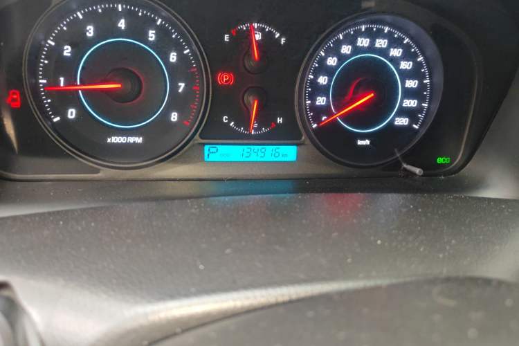 Used Chevrolet Captiva 2014 2.4L 4x4 Luxury Edition 5 Seats Odometer Close Up