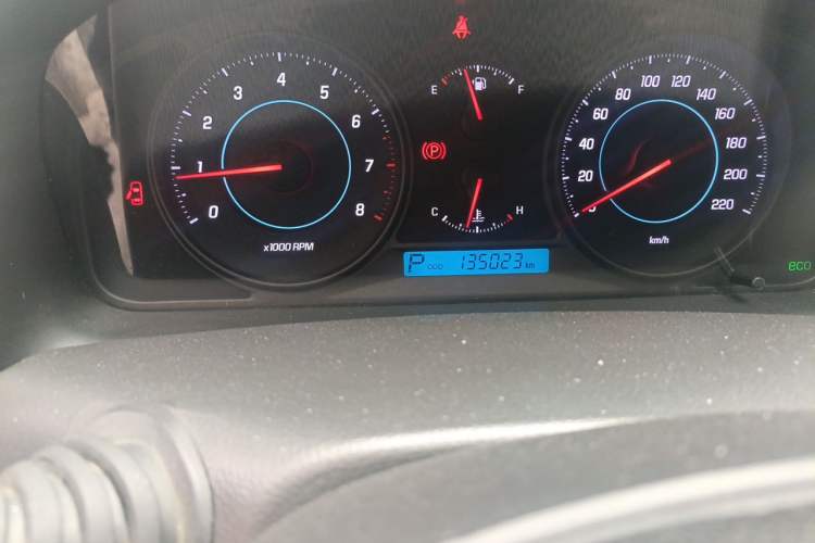 Used Chevrolet Captiva 2014 2.4L 4x4 Flagship Edition 7 Seats Odometer Close Up