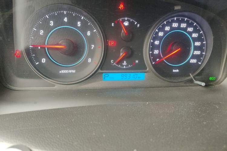 Used Chevrolet Captiva 2014 2.4L 4x4 Luxury Edition 5 Seats Odometer Close Up