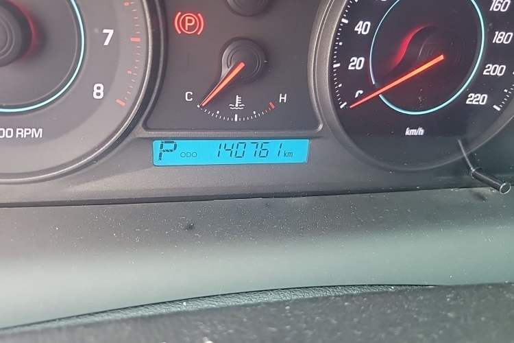Used Chevrolet Captiva 2014 2.4L 4x4 Flagship Edition 7 Seats Odometer Close Up
