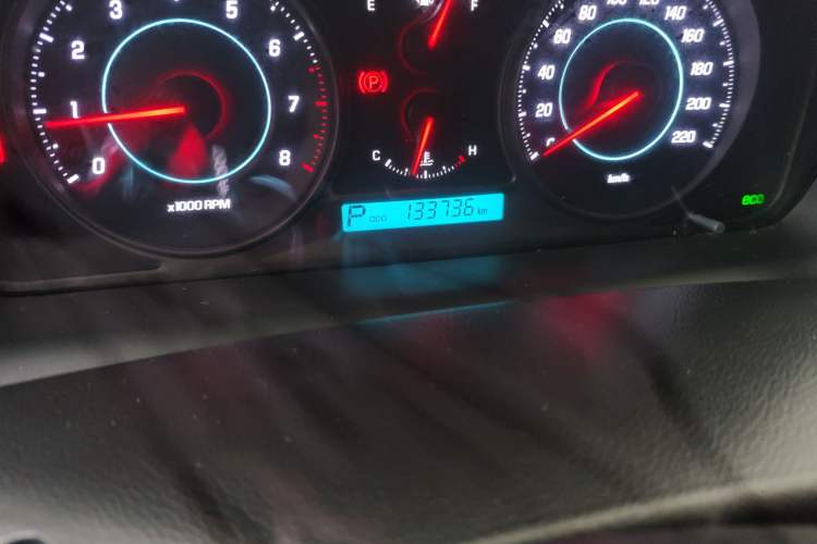 Used Chevrolet Captiva 2014 2.4L 4x4 Luxury Edition 5 Seats Odometer Close Up