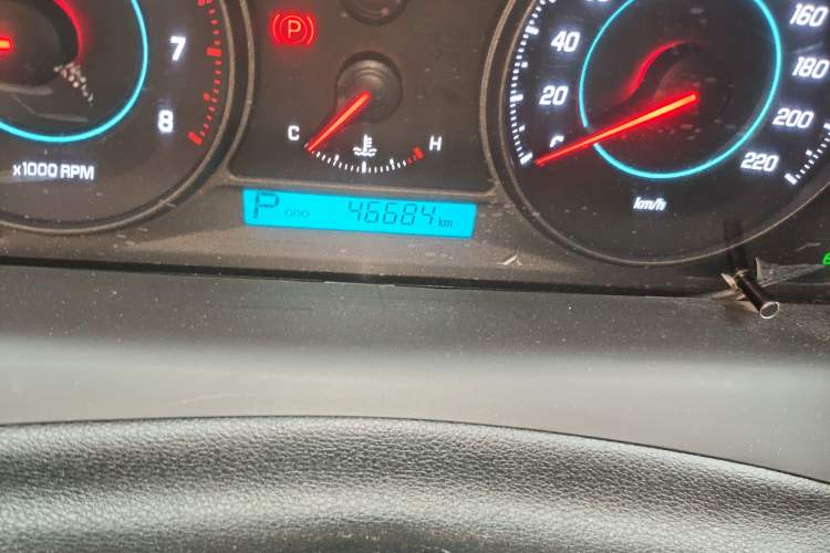 Used Chevrolet Captiva 2014 2.4L 4x4 Flagship Edition 7 Seats Odometer Close Up
