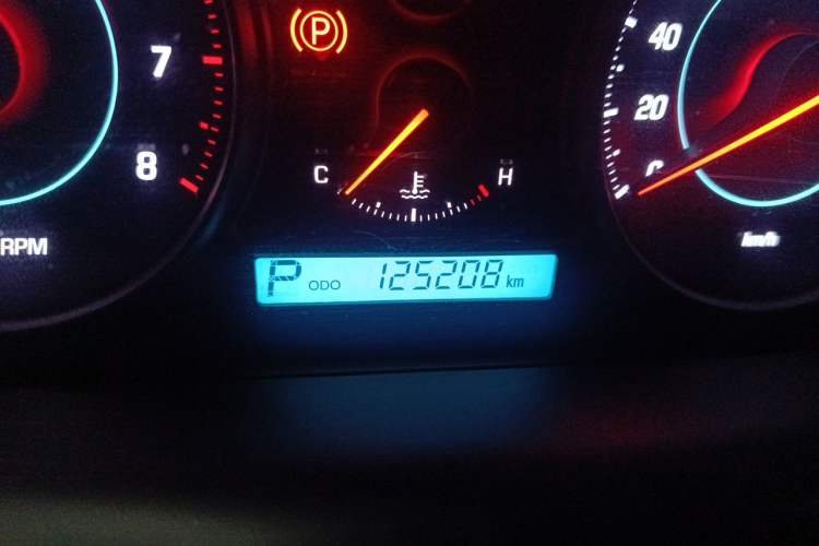 Used Chevrolet Captiva 2014 2.4L 4x4 Flagship Edition 7 Seats Odometer Close Up