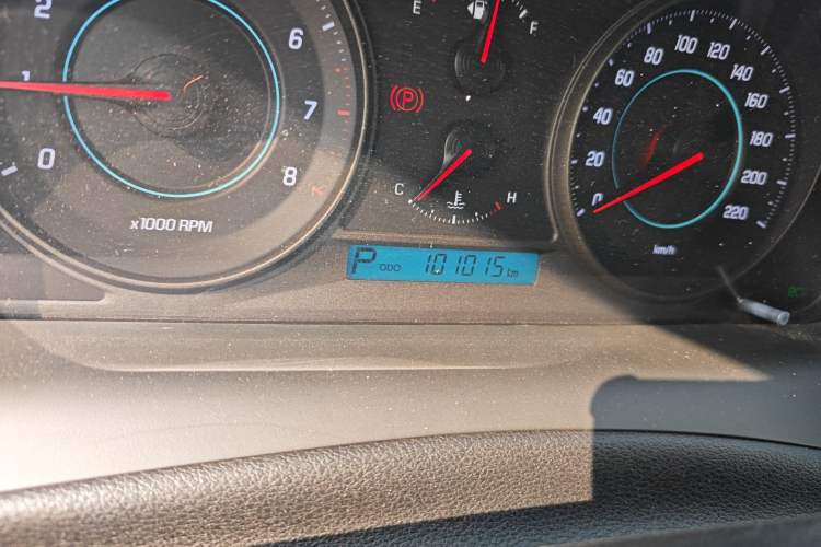 Used Chevrolet Captiva 2014 2.4L 4x4 Flagship Edition 7 Seats Odometer Close Up