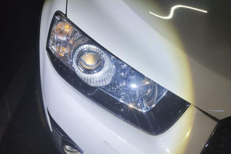 Used Chevrolet Captiva 2014 2.4L 4x4 Flagship Edition 7 Seats Right Front Headlight