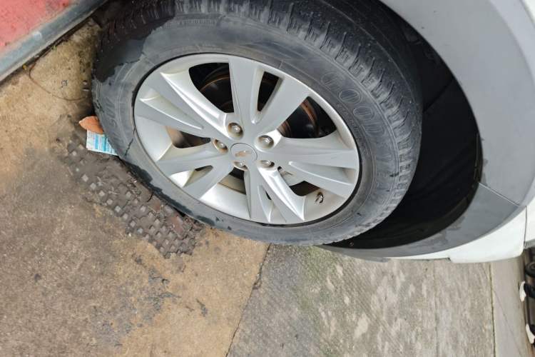 Used Chevrolet Captiva 2014 2.4L 4x4 Flagship Edition 7 Seats Right Front Wheel Hub