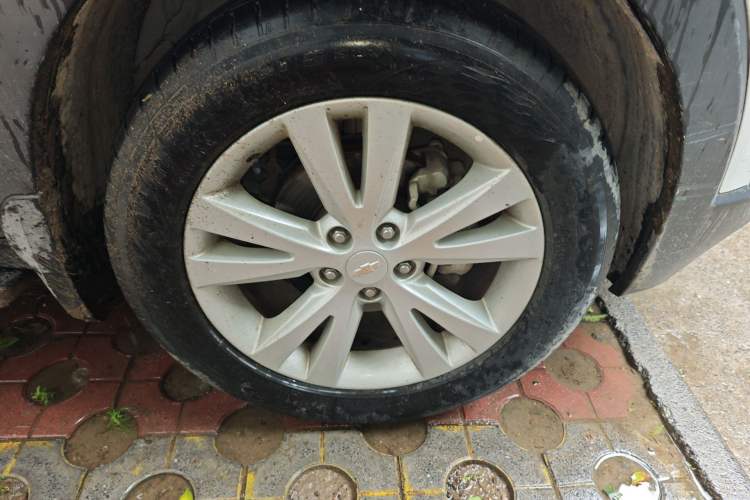 Used Chevrolet Captiva 2014 2.4L 4x4 Flagship Edition 7 Seats Right Front Wheel Hub
