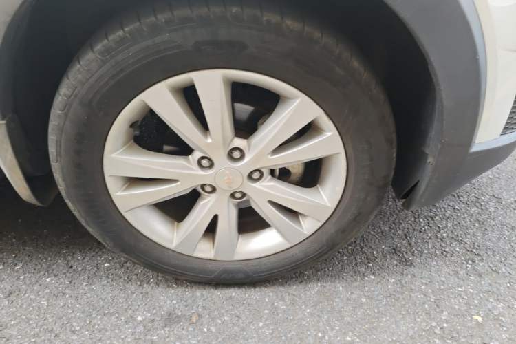 Used Chevrolet Captiva 2014 2.4L 4x4 Flagship Edition 7 Seats Right Front Wheel Hub