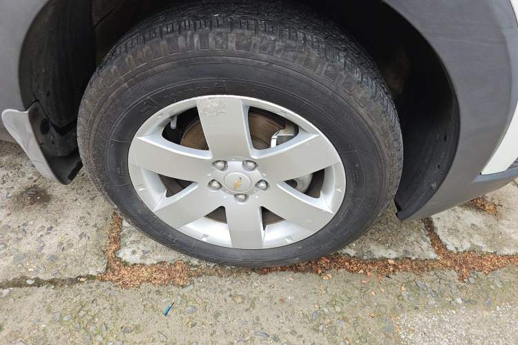 Used Chevrolet Captiva 2014 2.4L Two-Wheel Drive Urban Version 7 Seats Right Front Wheel Hub