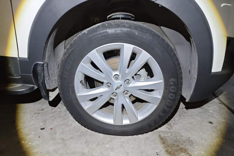 Used Chevrolet Captiva 2014 2.4L 4x4 Flagship Edition 7 Seats Right Front Wheel Hub
