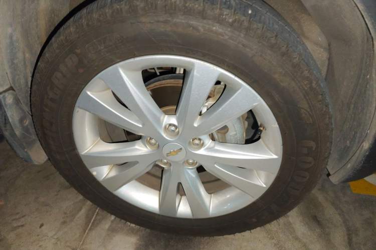 Used Chevrolet Captiva 2014 2.4L 4x4 Flagship Edition 7 Seats Right Front Wheel Hub
