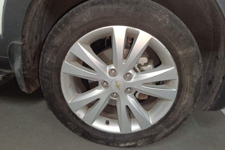 Used Chevrolet Captiva 2014 2.4L 4x4 Flagship Edition 7 Seats Right Front Wheel Hub