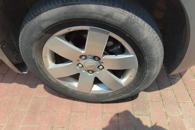 Used Chevrolet Captiva 2014 2.4L Two-Wheel Drive Urban Version 7 Seats Right Front Wheel Hub