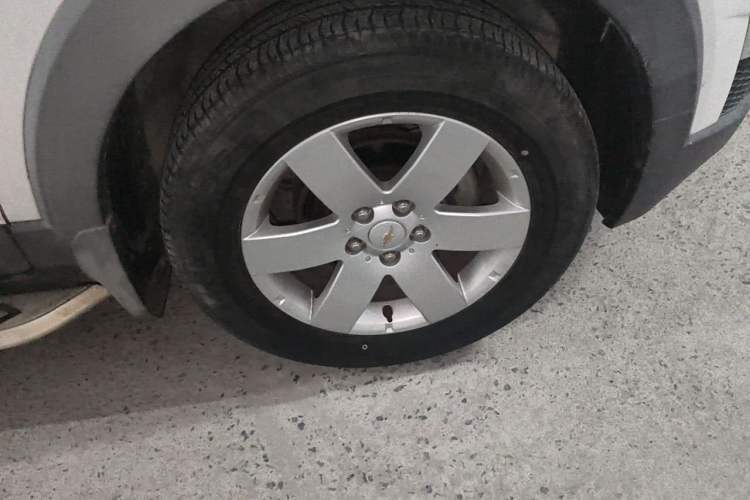 Used Chevrolet Captiva 2014 2.4L Two-Wheel Drive Urban Version 7 Seats Right Front Wheel Hub
