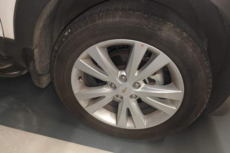 Used Chevrolet Captiva 2014 2.4L 4x4 Flagship Edition 7 Seats Right Front Wheel Hub