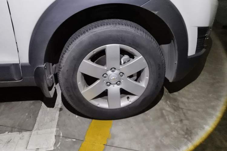 Used Chevrolet Captiva 2014 2.4L Two-Wheel Drive Urban Version 7 Seats Right Front Wheel Hub
