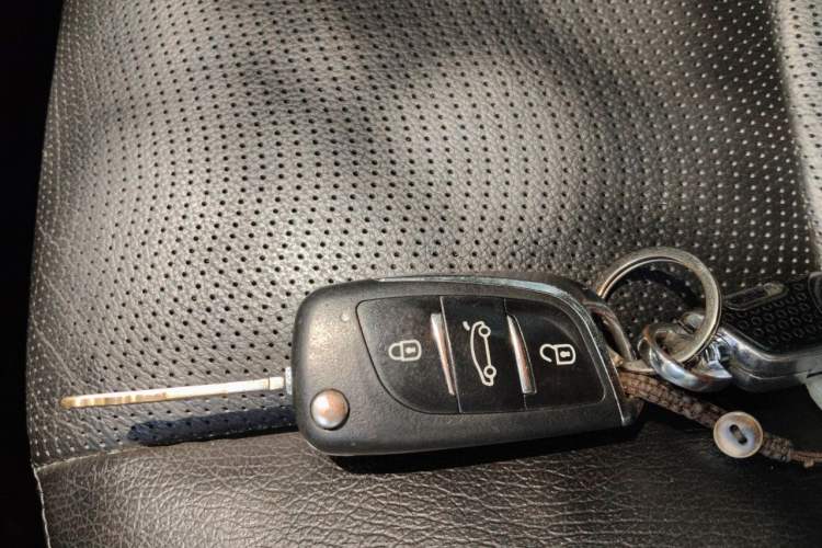 Used Chevrolet Captiva 2014 2.4L Two-Wheel Drive Urban Version 7 Seats Vehicle Key