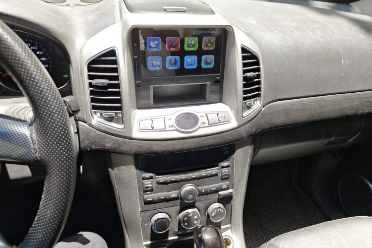 Used Chevrolet Captiva 2015 2.4L Two-Wheel Drive Urban Version 7 Seats Audio And AC Panel
