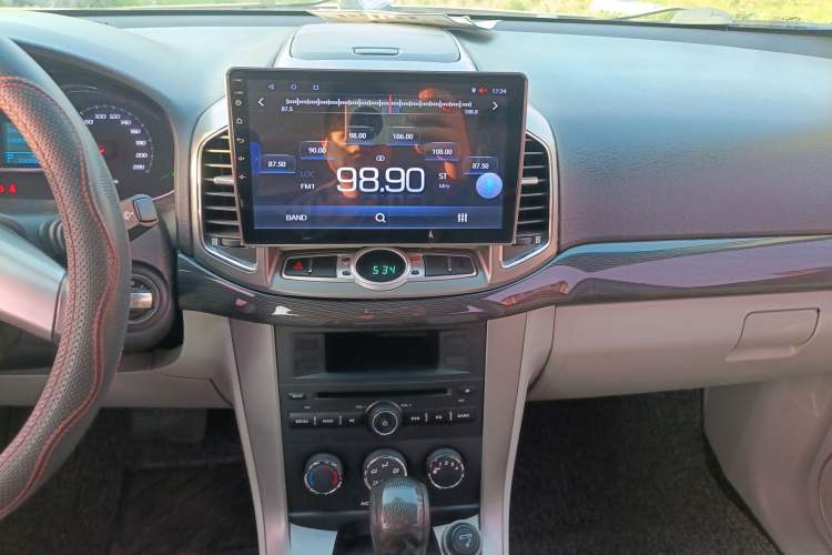 Used Chevrolet Captiva 2015 2.4L Two-Wheel Drive Urban Version 5 Seats Audio And AC Panel