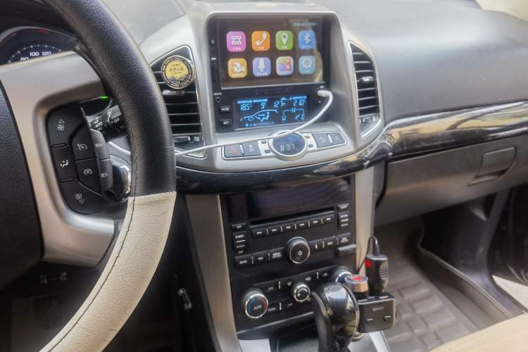 Used Chevrolet Captiva 2015 2.4L 4x4 Flagship Edition 7-Seater Audio And AC Panel