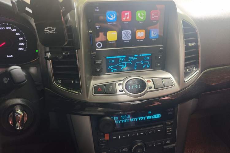 Used Chevrolet Captiva 2015 2.4L 4x4 Flagship Edition 7-Seater Audio And AC Panel