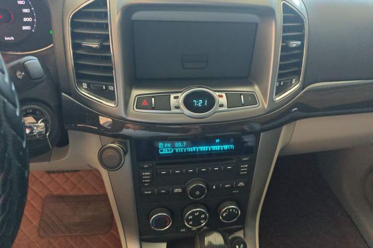 Used Chevrolet Captiva 2015 2.4L Two-Wheel Drive Urban Version 5 Seats Audio And AC Panel