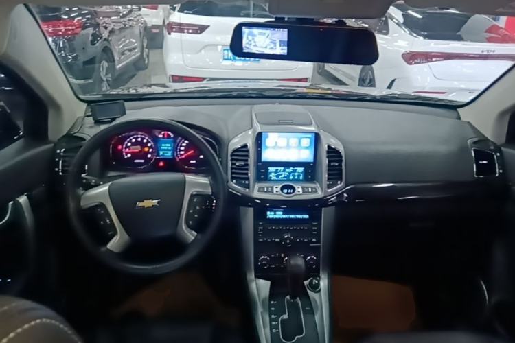 Used Chevrolet Captiva 2015 2.4L 4x4 Flagship Edition 7-Seater Center Console