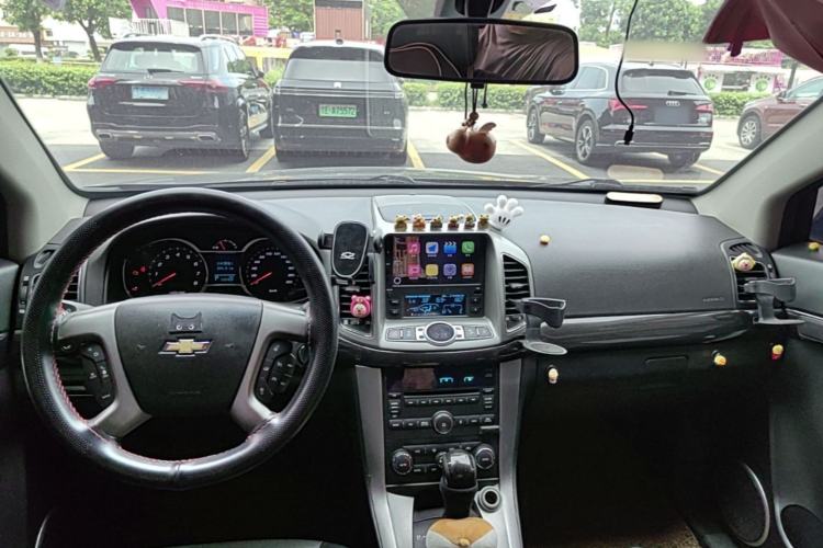 Used Chevrolet Captiva 2015 2.4L 4x4 Flagship Edition 7-Seater Center Console