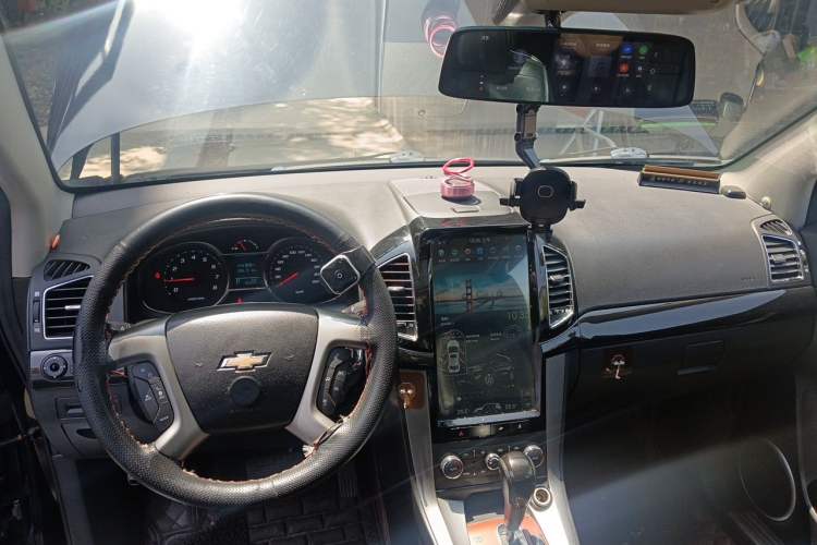 Used Chevrolet Captiva 2015 2.4L 4x4 Flagship Edition 7-Seater Center Console
