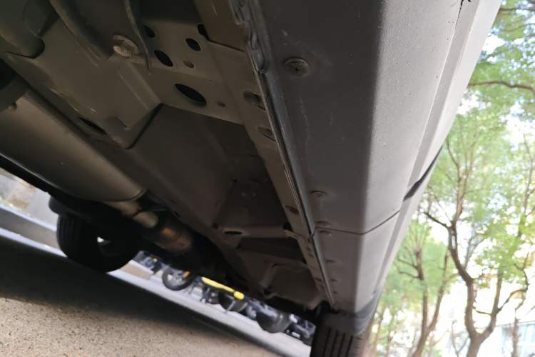 Used Chevrolet Captiva 2015 2.4L Two-Wheel Drive Urban Version 7 Seats Chassis Rear Right