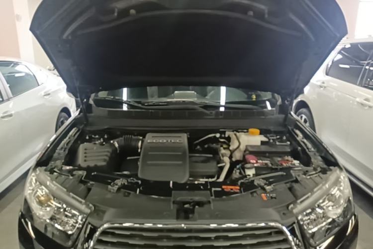 Used Chevrolet Captiva 2015 2.4L 4x4 Flagship Edition 7-Seater Engine Bay