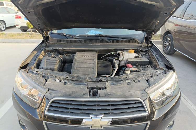 Used Chevrolet Captiva 2015 2.4L Two-Wheel Drive Urban Version 5 Seats Engine Bay