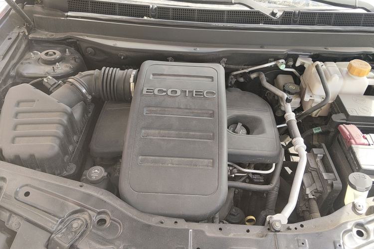 Used Chevrolet Captiva 2015 2.4L 4x4 Flagship Edition 7-Seater Engine Bay