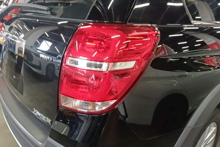 Used Chevrolet Captiva 2015 2.4L 4x4 Flagship Edition 7-Seater Exterior 3