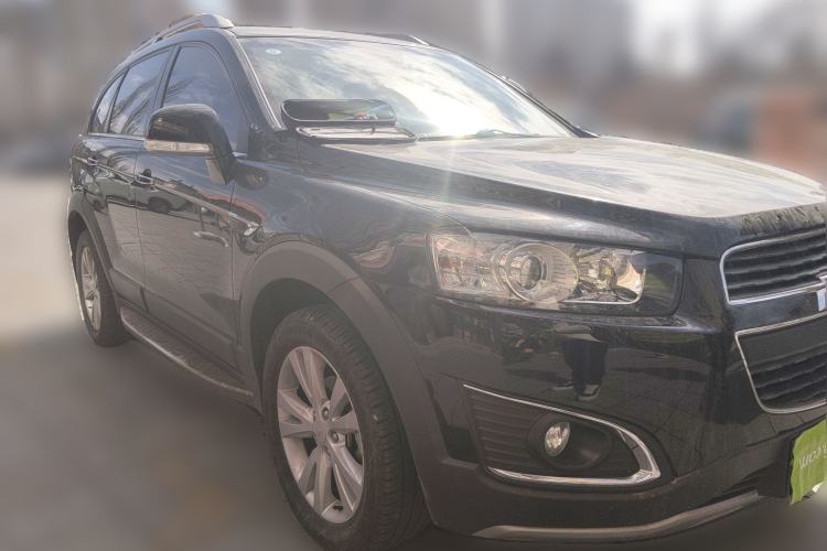 Used Chevrolet Captiva 2015 2.4L 4x4 Flagship Edition 7-Seater Front Right 45 Deg