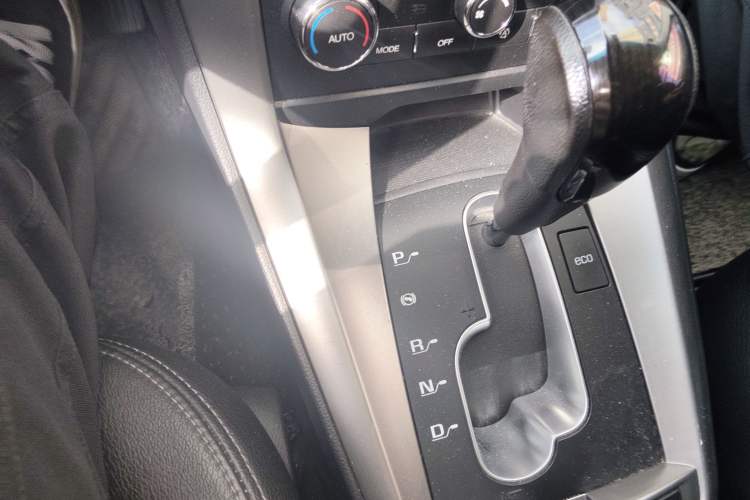 Used Chevrolet Captiva 2015 2.4L 4x4 Flagship Edition 7-Seater Gear Lever